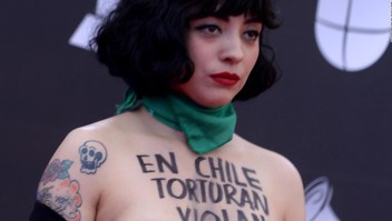 Mon Laferte protesta por Chile en los Latin Grammy