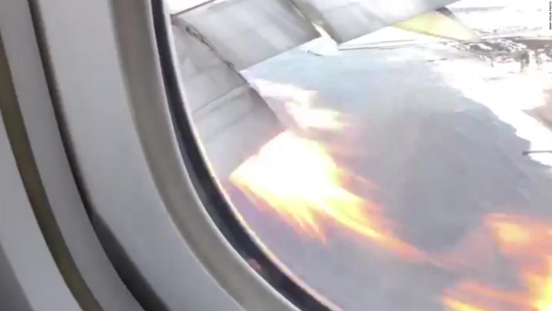Graban motor de avión que se incendia en pleno vuelo
