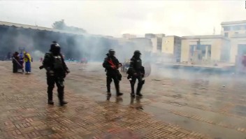 Desalojan con gases el cacerolazo en centro de Bogotá