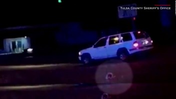Tulsa: Un policía rescata a niña que cayó de un auto en movimiento