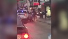 Video muestra a un policía de Chicago golpeando a un hombre durante arresto