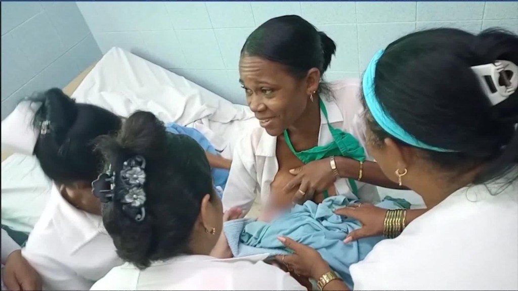 Cuba: médica amamanta a bebé abandonado