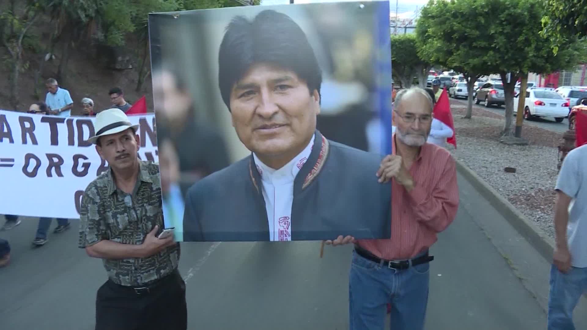 Realizan una marcha en apoyo a Evo Morales por las calles de ...