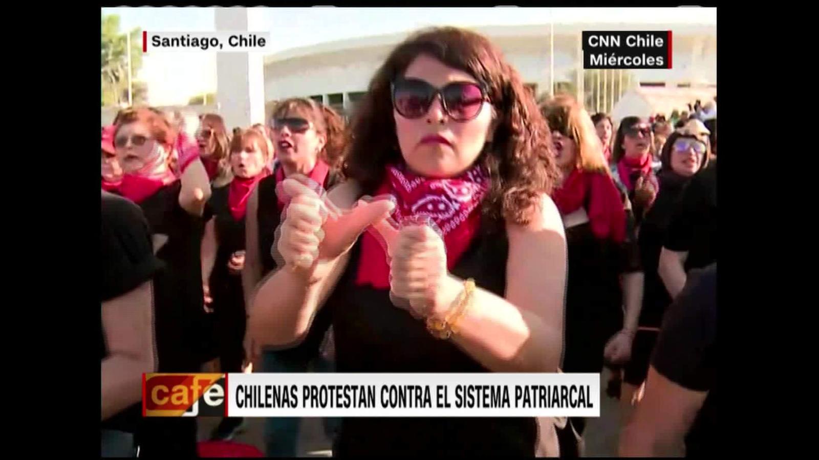 Mujer protesta contra el consumo excesivo irrumpiendo en desfile