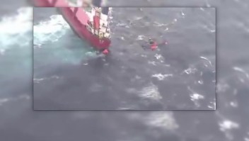 Video muestra rescate de tripulación de barco averiado en el mar Egeo