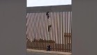 Video muestra a mexicano escalando el muro hacia EE.UU.