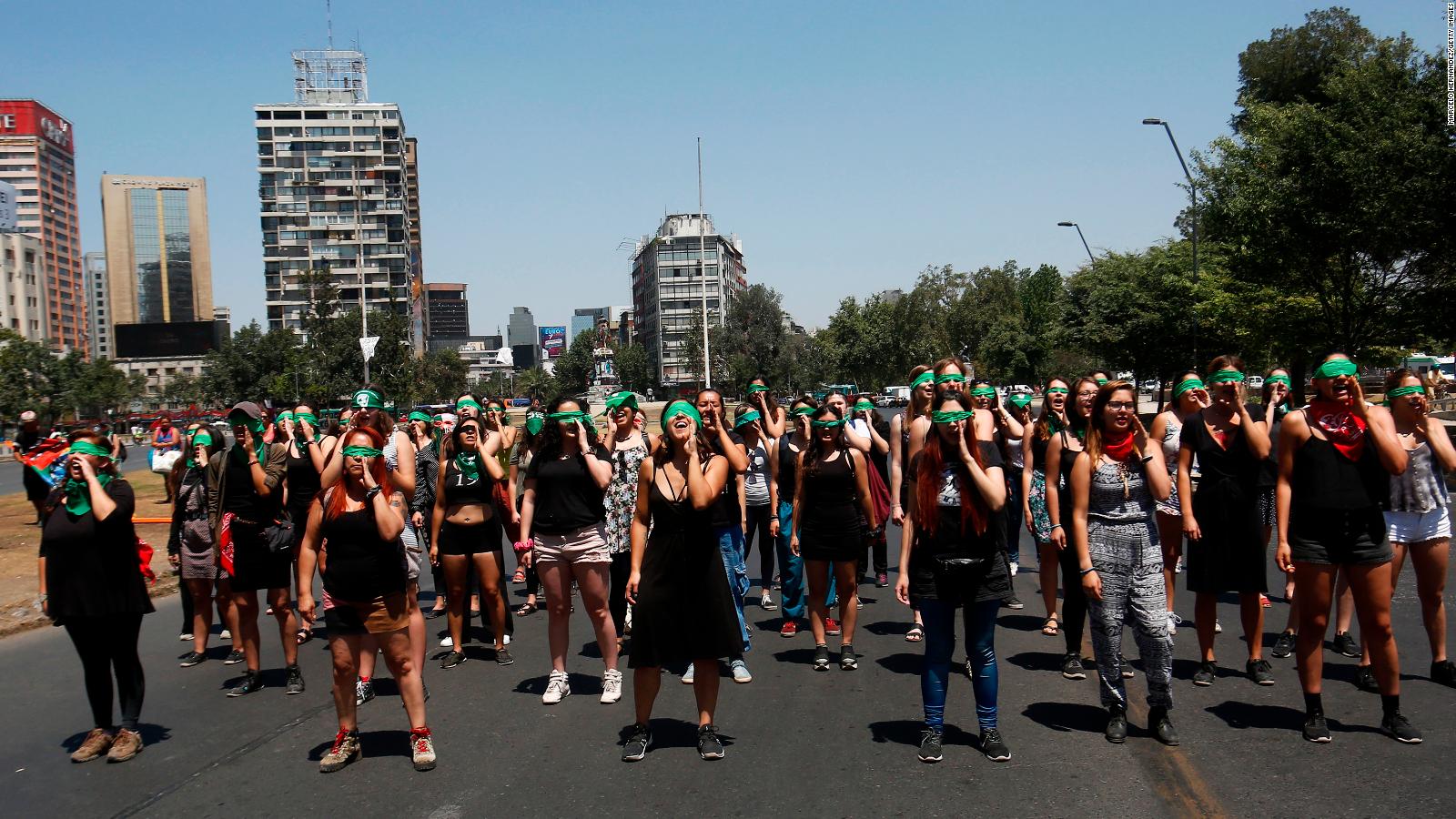 Decenas De Mujeres Protestan Contra La Violencia De Género Frente Al Gobierno De Chile Video Cnn