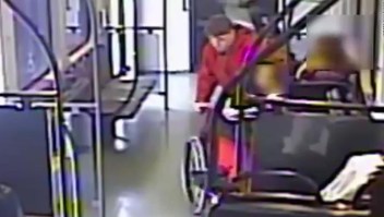 Ladrón tira a mujer para robar su silla de ruedas