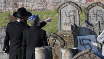 Profanan tumbas judías con símbolos antisemitas