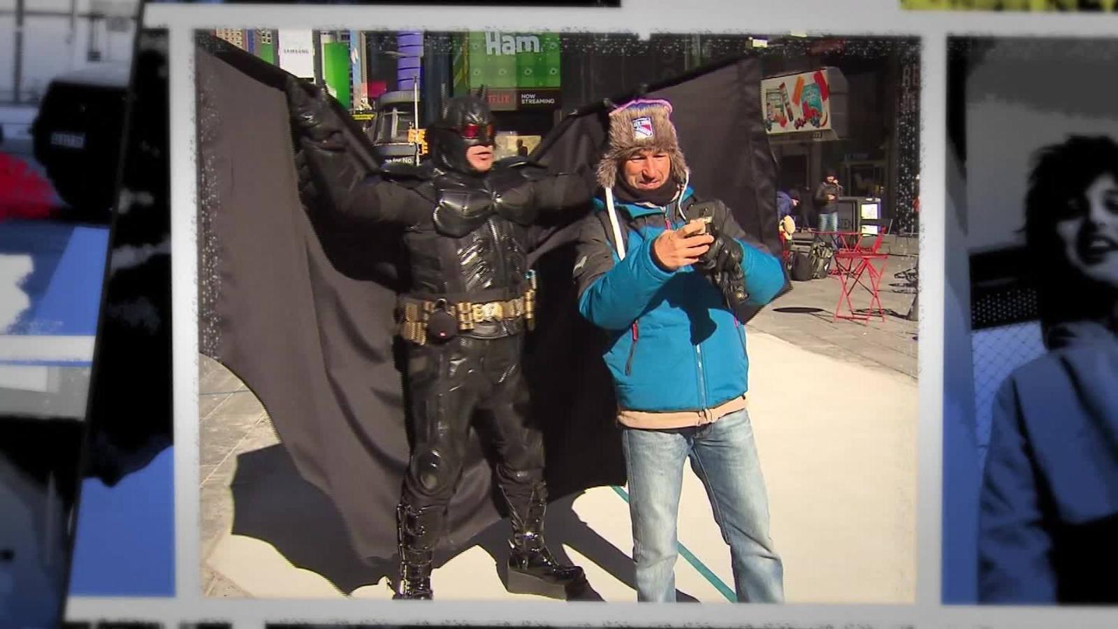 Los inusuales: este argentino se gana la vida como Batman en Nueva York |  Video | CNN