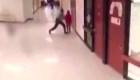 Policía escolar golpeó y tiró contra el piso a un niño
