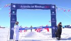 Hombre de 84 años rompe récord en el Maratón de Hielo de la Antártida