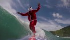 Santa surfista en Brasil