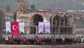 Reubican histórica mezquita en Turquía