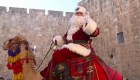 Papá Noel, en un camello, entrega árboles de Navidad