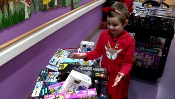 Niña de 6 años lleva regalos navideños al hospital donde fue tratada