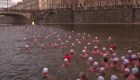 Nadadores compiten en las gélidas aguas de Moldava