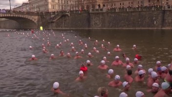 Nadadores compiten en las gélidas aguas de Moldava