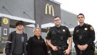Empleados de McDonald's salvan a mujer que pedía ayuda