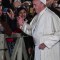 El papa Francisco, indignado, se aleja de una mujer que jaló su mano