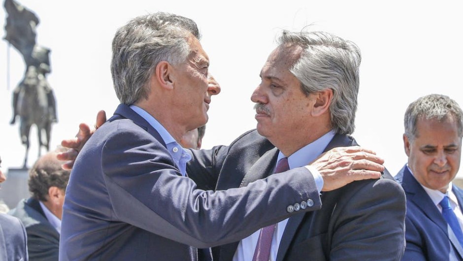 El abrazo entre Mauricio Macri y Alberto Fernández. (Foto de Télam).