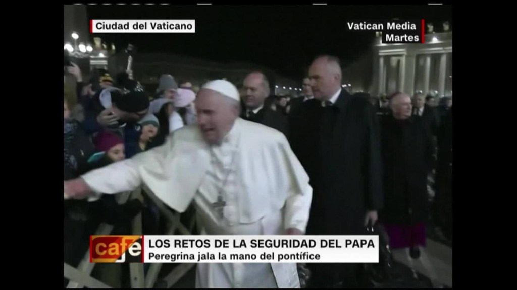 Cuestionan la seguridad del Papa Francisco tras incidente con feligresa.