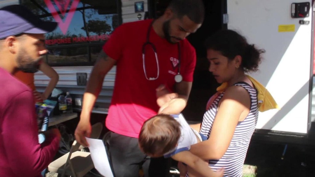 Medico cubano varado en Tamaulipas atiende a inmigrantes