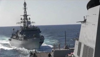 "Agresivo" encuentro entre buque de guerra ruso y portaviones de EE.UU.
