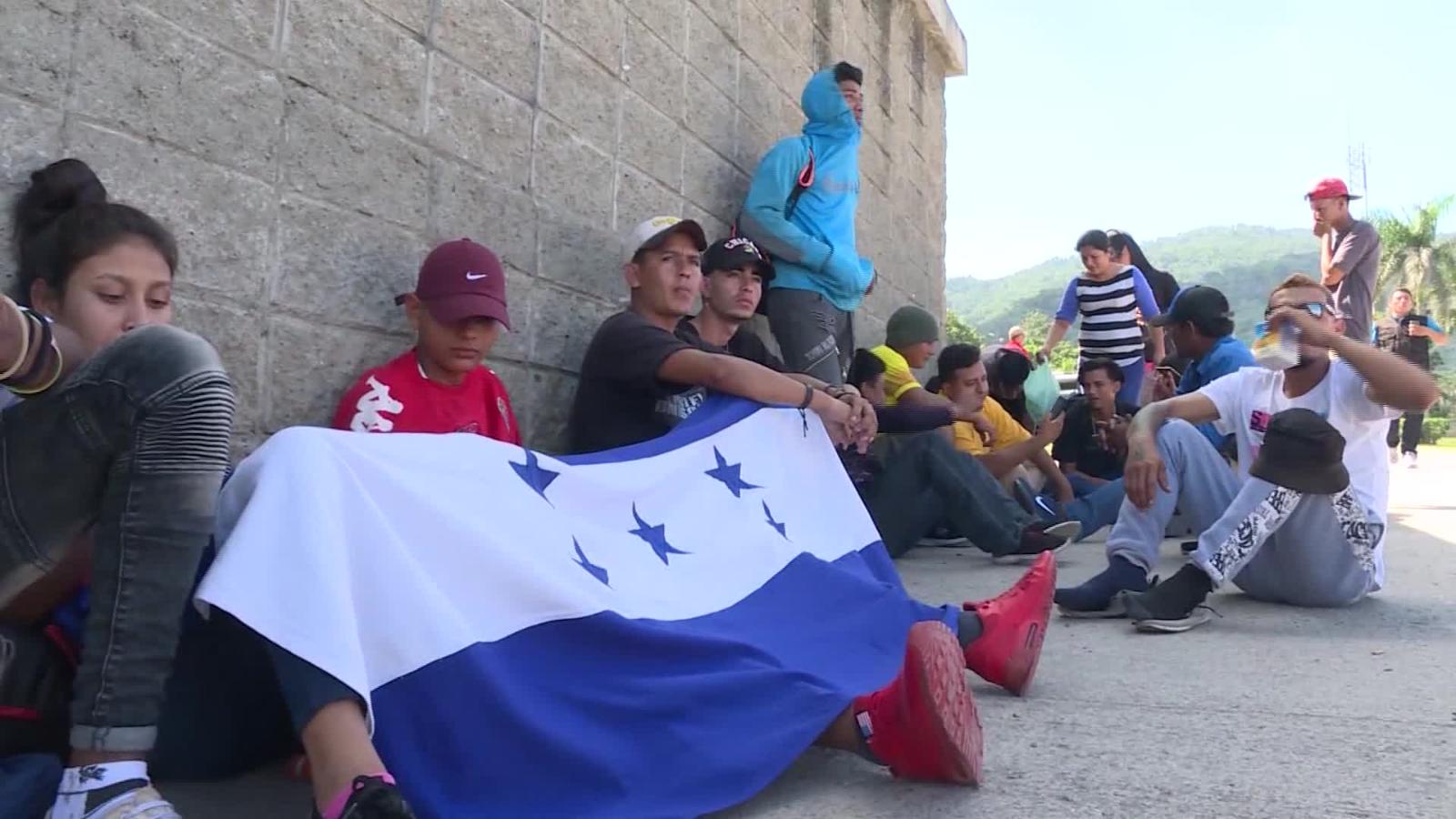 Migrantes de Honduras y El Salvador salen en caravana rumbo a