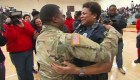 Emotivo reencuentro de una madre con su hijo militar