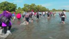 Inmigrantes se lanzan al río Suchiate para cruzar a México