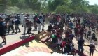Migrantes y Guardia Nacional se lanzan piedras en frontera