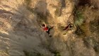 Rescatan a senderistas que cayeron en acantilado