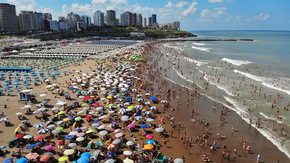 Mar del Plata: aseguran que el agua registra la temperatura media más baja en seis años. (Foto de Télam).
