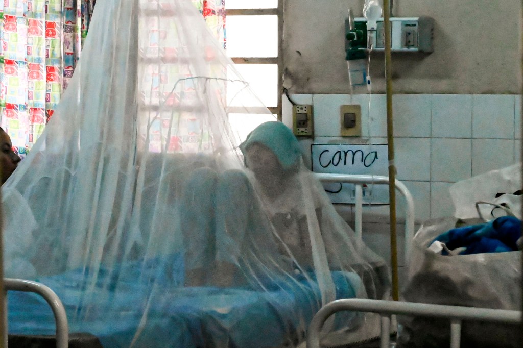 Un paciente con dengue es tratado en el hospital de Nemby, Paraguay, el 20 de enero de 2020. Crédito: NORBERTO DUARTE / AFP a través de Getty Images