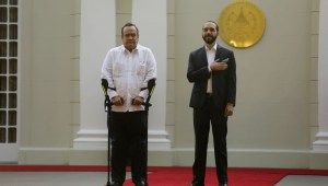 Guatemalan President Alejandro Giammattei (L) and his Salvadorean counterpart Nayib Bukele attend a welcoming ceremony at the presidential palace in San Salvador, on January 27, 2020. (Photo by MARVIN RECINOS / AFP) (Photo by MARVIN RECINOS/AFP via Getty Images)