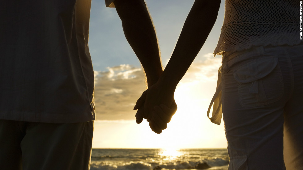amor pareja manos playa