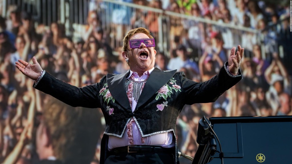 La lluvia obliga a Elton John a cancelar un concierto