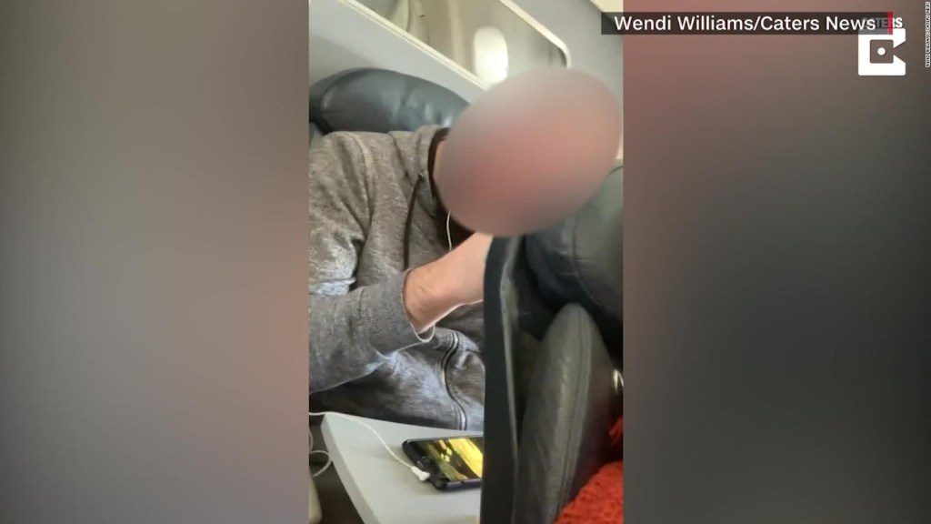 Dos pasajeros pelean por reclinar el asiento en un avión