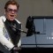 Diagnostican a Elton John con neumonía durante una gira