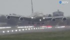 Aterrizaje casi vertical de un avión en plena tormenta
