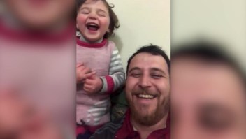 Un papá hace reír a carcajadas a su hija pese a la guerra en Siria