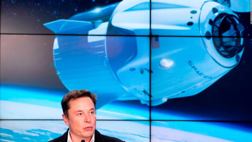 El primer viaje turístico de SpaceX ya tiene fecha