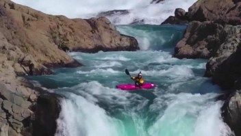 Así se sintió saltar una cascada de 40 metros con un kayak