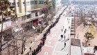Esta enorme fila es para comprar tapabocas en Corea del Sur