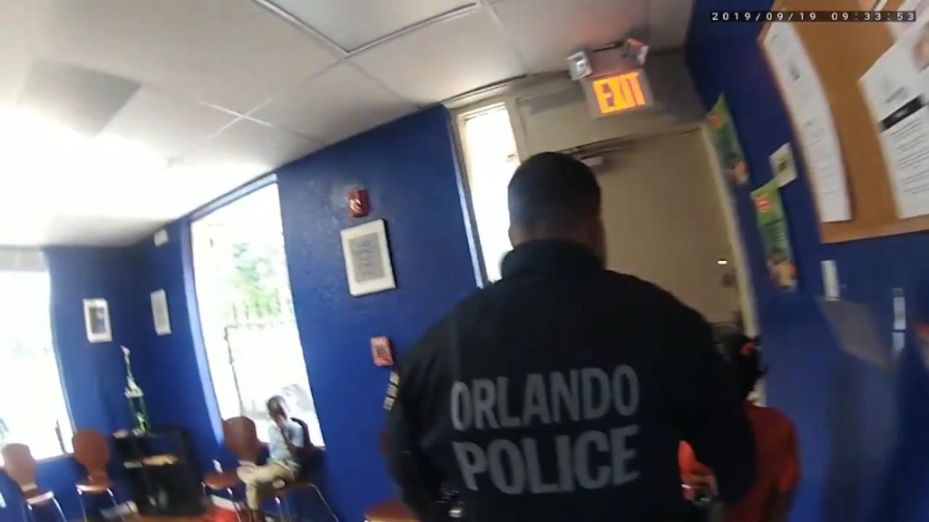Video muestra a dos policías arrestando a niña de 6 años