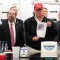 Trump visita los CDC usando una gorra roja de su campaña