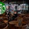 Breves económicas: Starbucks estudia modificar sus operaciones