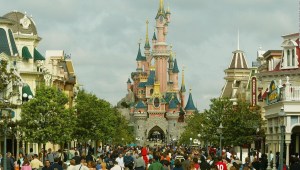 Parques de Disney cierran sus puertas por el coronavirus