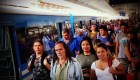 Pese al coronavirus, argentinos viajan hacinados en transporte